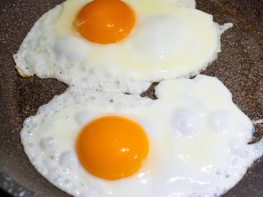 Kızarmış tavada kızarmış yumurta.