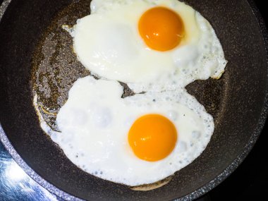 Kızarmış tavada kızarmış yumurta.