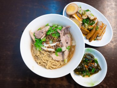 Kuru erişte, domuz eti ve deniz ürünleri.