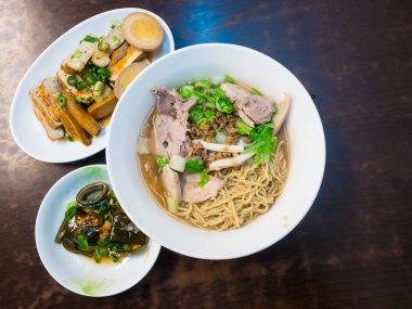 Kuru erişte, domuz eti ve deniz ürünleri.