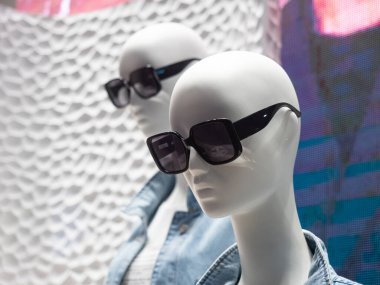 mankenler bir moda evin içinde