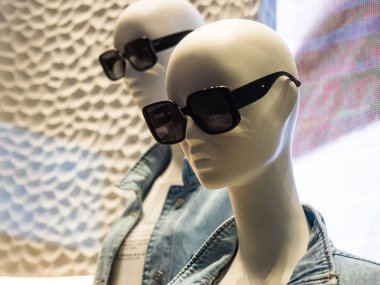 mankenler bir moda evin içinde