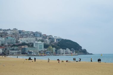 BUSAN, KOREA-MARCH 5: 5 Mart 2020 tarihinde Busan, Kore 'de Haeundae plaj cephesi. Busan' da bir şehir plajı ve yıl boyunca plaj yoğun ve çeşitli festivaller düzenlenmektedir..