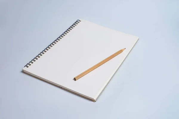 Widok Góry Otwarty Spiralny Pusty Notatnik Drewna Ołówek Białym Tle — Zdjęcie stockowe