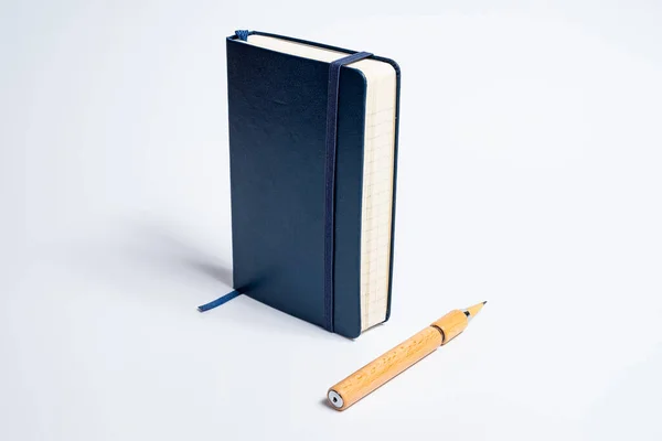 Buku Catatan Hitam Dan Pensil Latar Belakang Putih — Stok Foto