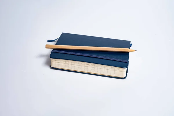Schwarzes Notizbuch Und Bleistift Auf Weißem Hintergrund — Stockfoto