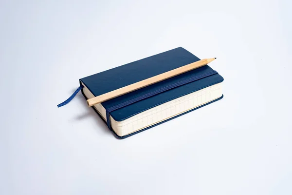 Černý Notebook Tužka Bílém Pozadí — Stock fotografie