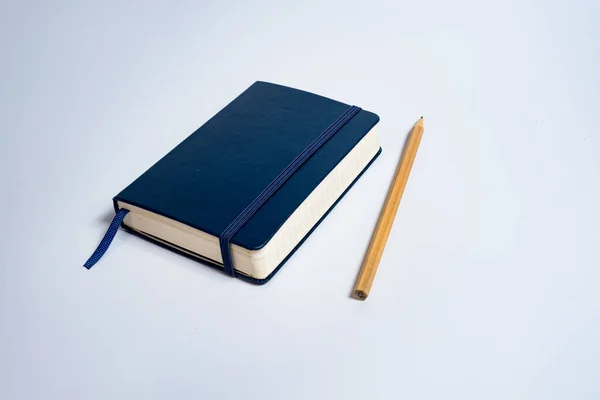 Černý Notebook Tužka Bílém Pozadí — Stock fotografie