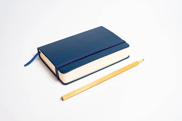 Buku Catatan Hitam Dan Pensil Latar Belakang Putih — Stok Foto