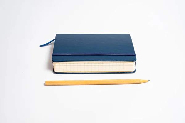 Notebook Preto Lápis Sobre Fundo Branco — Fotografia de Stock