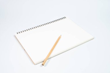 Not Defteri ve Kalem Beyaz Arkaplanda İzole Edildi