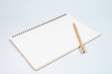 Not Defteri ve Kalem Beyaz Arkaplanda İzole Edildi