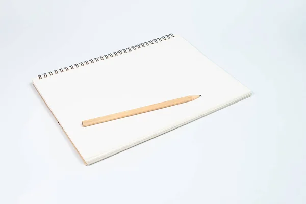 Notatnik Ołówek Izolowane Białym Tle — Zdjęcie stockowe