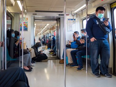 Tayvan 'da yüz maskesi takan insanlar..