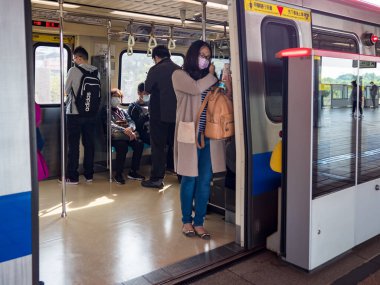 Tayvan 'da yüz maskesi takan insanlar..