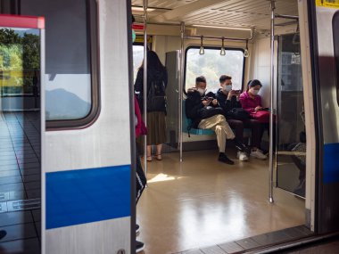 Tayvan 'da yüz maskesi takan insanlar..