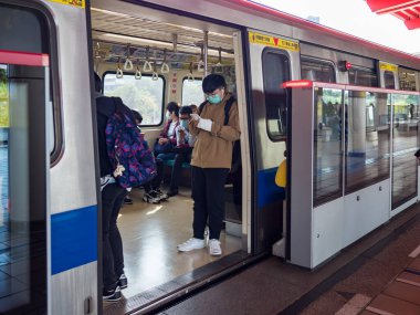 Tayvan 'da yüz maskesi takan insanlar..