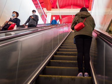 Tayvan 'da yüz maskesi takan insanlar..