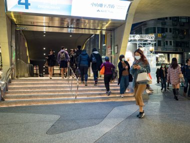 Tayvan 'da yüz maskesi takan insanlar..