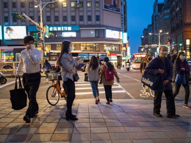Tayvan 'da yüz maskesi takan insanlar..