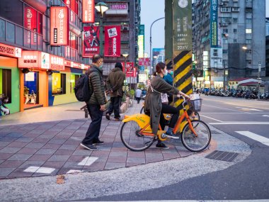 Tayvan 'da yüz maskesi takan insanlar..