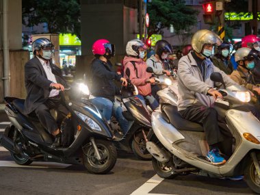 17 Nisan 2020 'de Taipei, Tayvan' da yüz maskesi takan insanlar. 17 Nisan 2020 'de 161.330 kişinin öldüğü onaylanmış 2.343.293 COVID-19 vakası yaşandı..