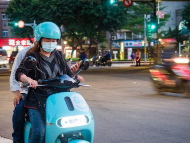 17 Nisan 2020 'de Taipei, Tayvan' da yüz maskesi takan insanlar. 17 Nisan 2020 'de 161.330 kişinin öldüğü onaylanmış 2.343.293 COVID-19 vakası yaşandı..