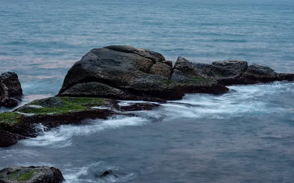 Beautiful Silky Smooth Water Waves Rocks Sea Shore — Stock Photo, Image