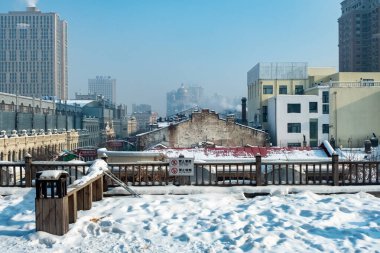 12 Ocak 2020 'de Harbin, Çin' de sokaktaki insanlar. Kuzeydoğu Çin 'de şehir nüfusunun ve metropoliten nüfusun yaşadığı en büyük ikinci şehirdir..