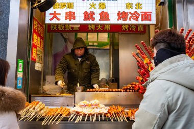 12 Ocak 2020 'de Harbin, Çin' de sokaktaki insanlar. Kuzeydoğu Çin 'de şehir nüfusunun ve metropoliten nüfusun yaşadığı en büyük ikinci şehirdir..