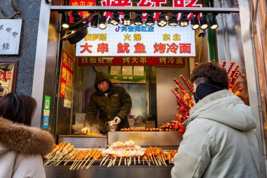 12 Ocak 2020 'de Harbin, Çin' de sokaktaki insanlar. Kuzeydoğu Çin 'de şehir nüfusunun ve metropoliten nüfusun yaşadığı en büyük ikinci şehirdir..