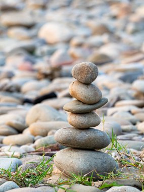 Kumsalda çakıl taşı piramidi.