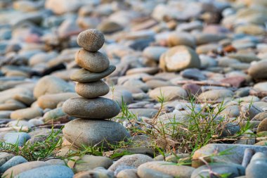 Kumsalda çakıl taşı piramidi.