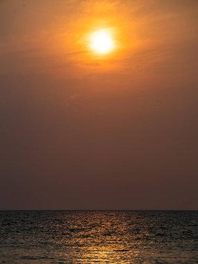 Denizin üzerinde güzel bir gün batımı