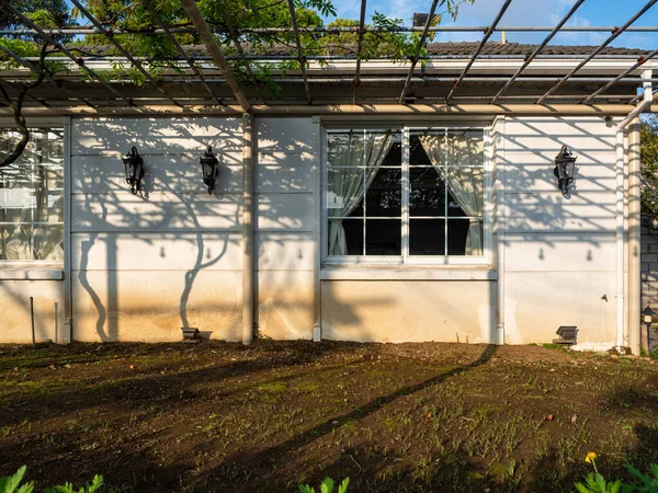 Fachada Tradicional Casa Griega Con Paredes Blancas Lavadas — Foto de Stock