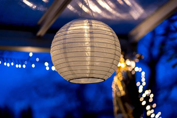 Lanterne chinoise suspendue sur un toit la nuit devant la maison Images De Stock Libres De Droits