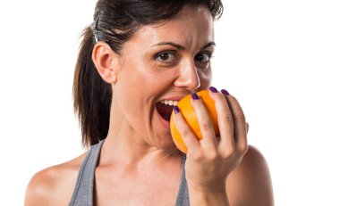 Spor kadın portakal ile