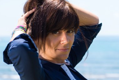 Güzel kadın bir parkta plaja poz