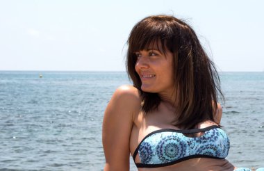 Güzel kadın Beach'te poz