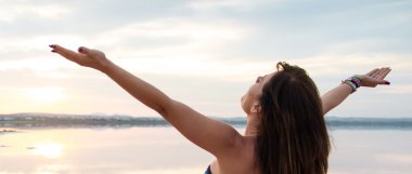 Renkli gölde bir mutlu güzel kadın