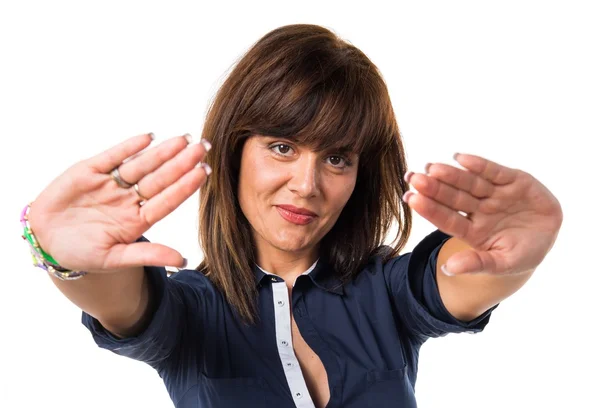 Hübsche Frau macht Stoppschild — Stockfoto