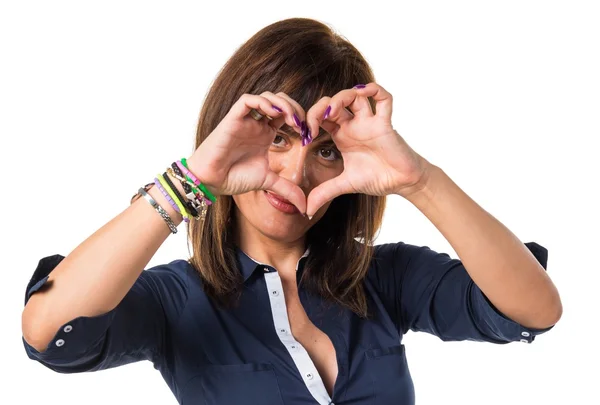 Jolie femme faisant un cœur avec ses mains — Photo