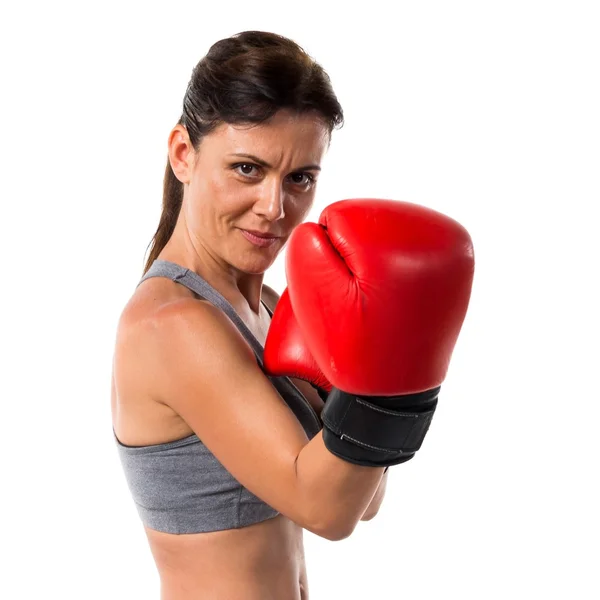 Mujer deportiva con guantes de boxeo — Foto de Stock