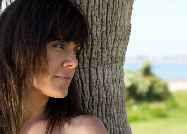 Mulher bonita posando em um parque a partir da praia — Fotografia de Stock