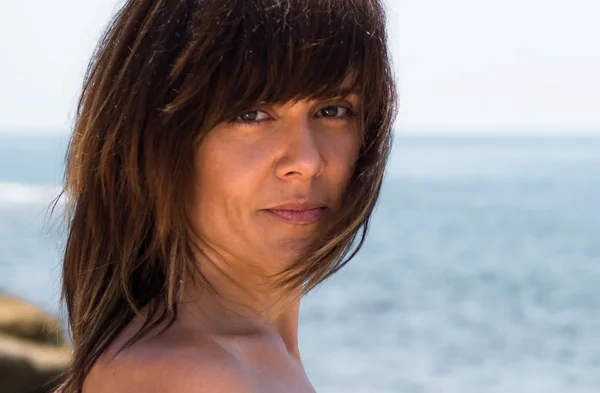 Mulher bonita posando na praia — Fotografia de Stock