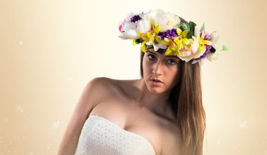 Çiçeklerin taç kadınla modeli