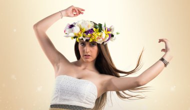 Çiçeklerin taç kadınla modeli