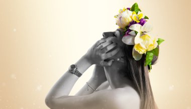 Çiçeklerin taç kadınla modeli