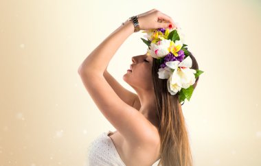 Çiçeklerin taç kadınla modeli