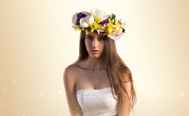 Çiçeklerin taç kadınla modeli